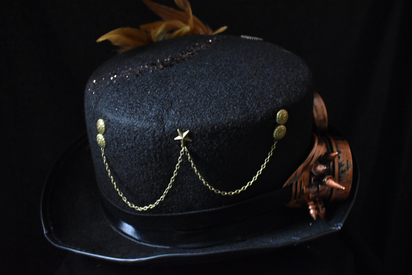 Chapeau steampunk pique brique chaine